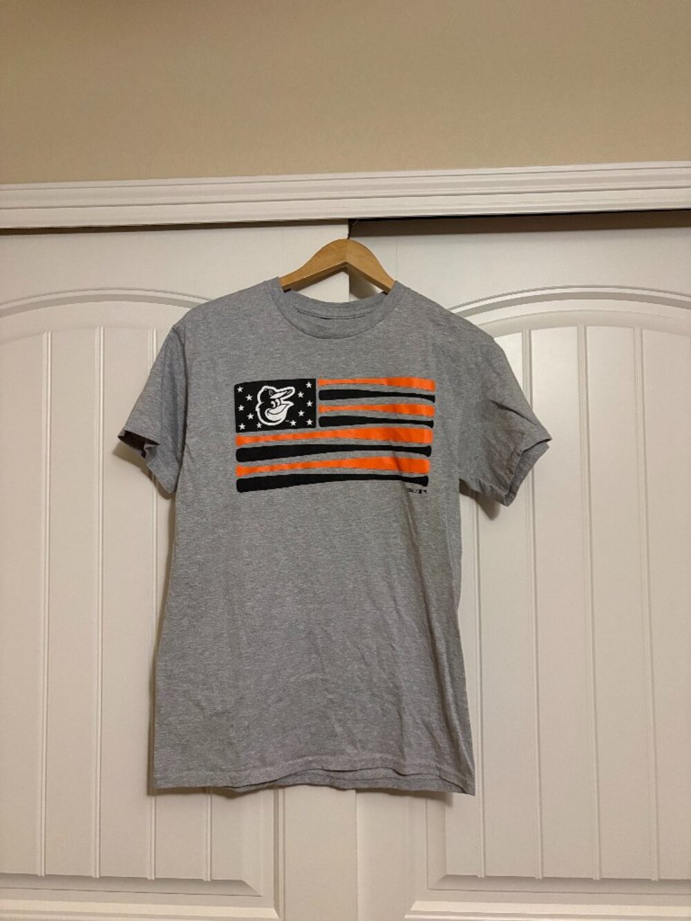 Baltimore Orioles Short Sleeve T Shirt Adult Size Medium Gray Flag Graphic CSA